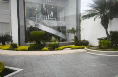 Jardín de acceso en edificio corporativo de cristal