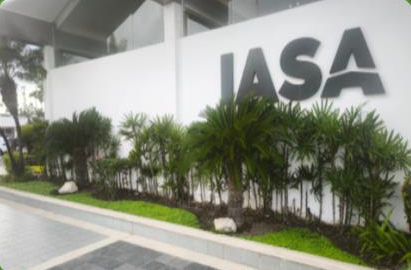 Jardinería ornamental en la fachada de IASA, Guayaquil