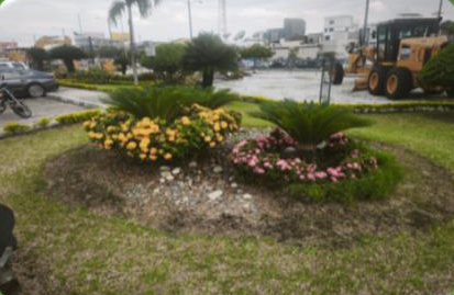 Diseño de jardinera ornamental con flores