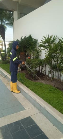 Técnico de LIMPIAZEN aplicando tratamiento fitosanitario en áreas verdes