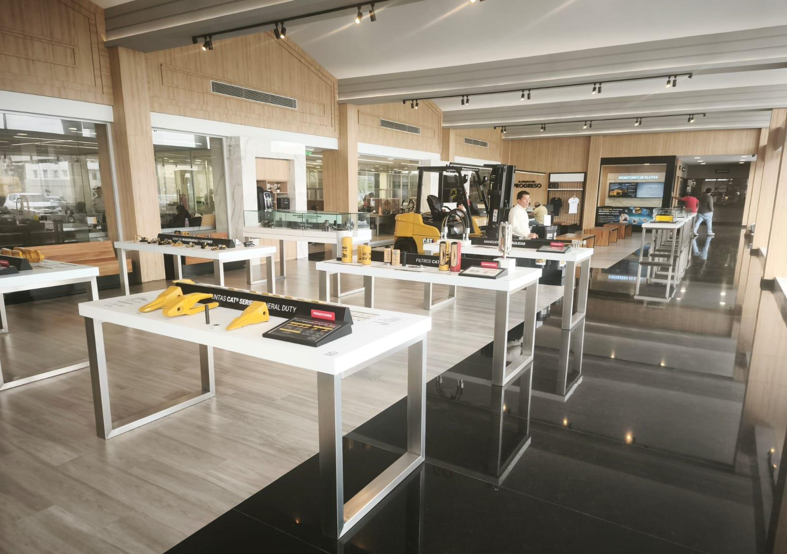 Limpieza de interiores en showroom corporativo